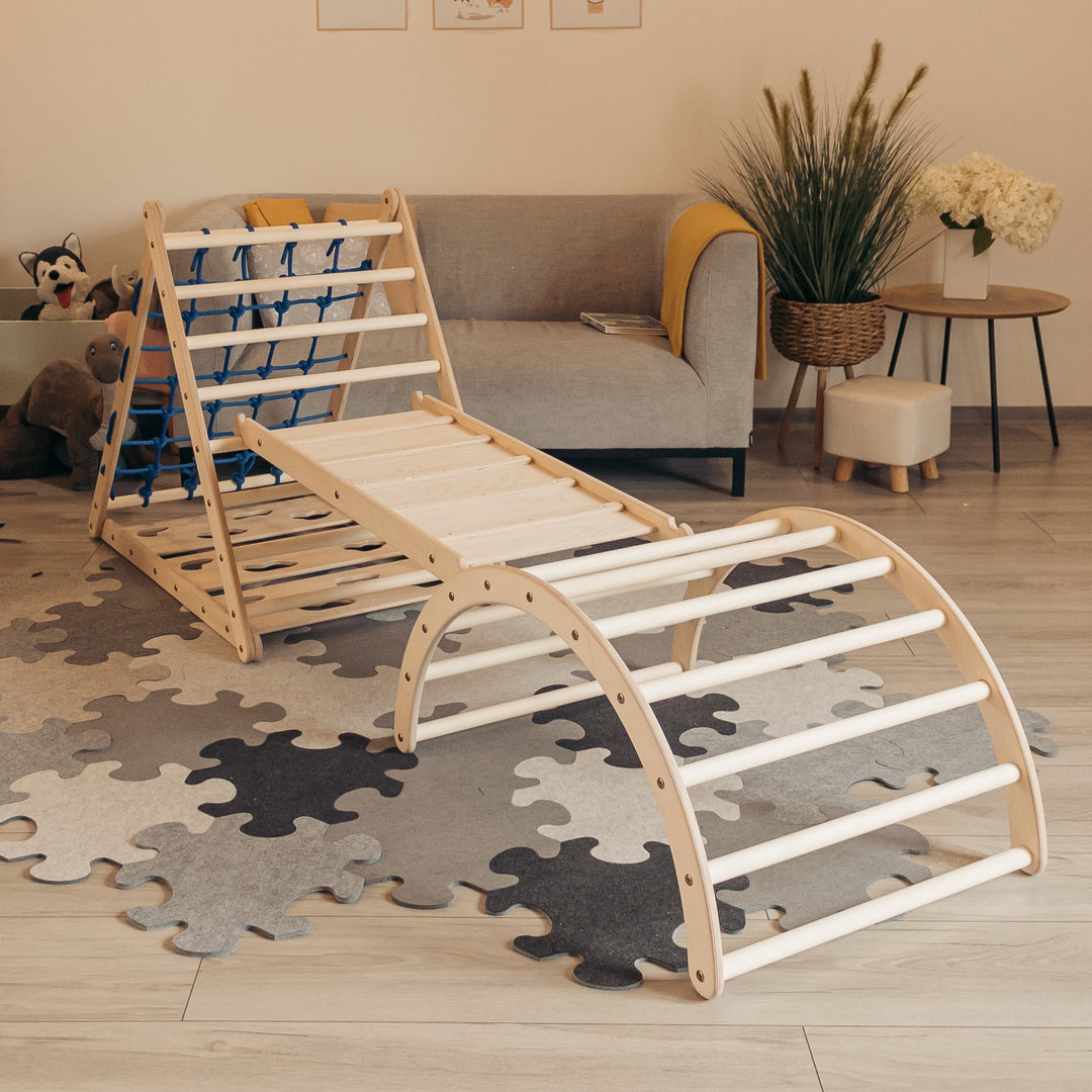 Kinderspielzeug Set aus Holz: Dreiseitiges Kletterdreieck mit Hühnerleiter und Kletterbogen für das Kinderzimmer