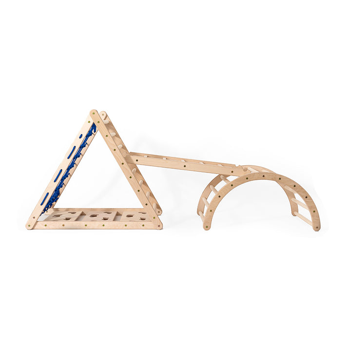 Kinderspielzeug Set aus Holz: Dreiseitiges Kletterdreieck mit Hühnerleiter und Kletterbogen für das Kinderzimmer.