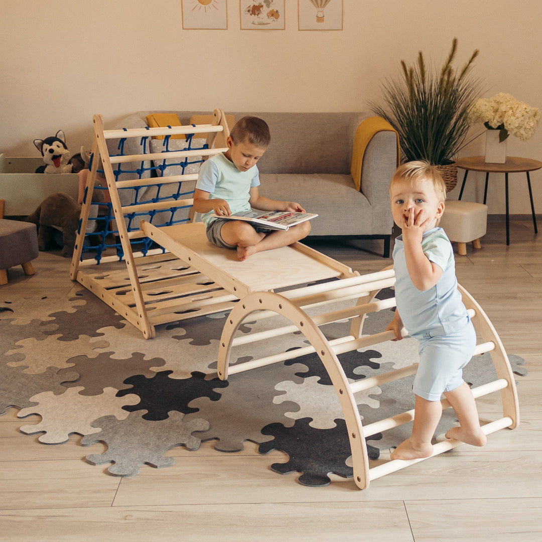 Kinderspielzeug Set aus Holz: Dreiseitiges Kletterdreieck mit Hühnerleiter und Kletterbogen für das Kinderzimmer.