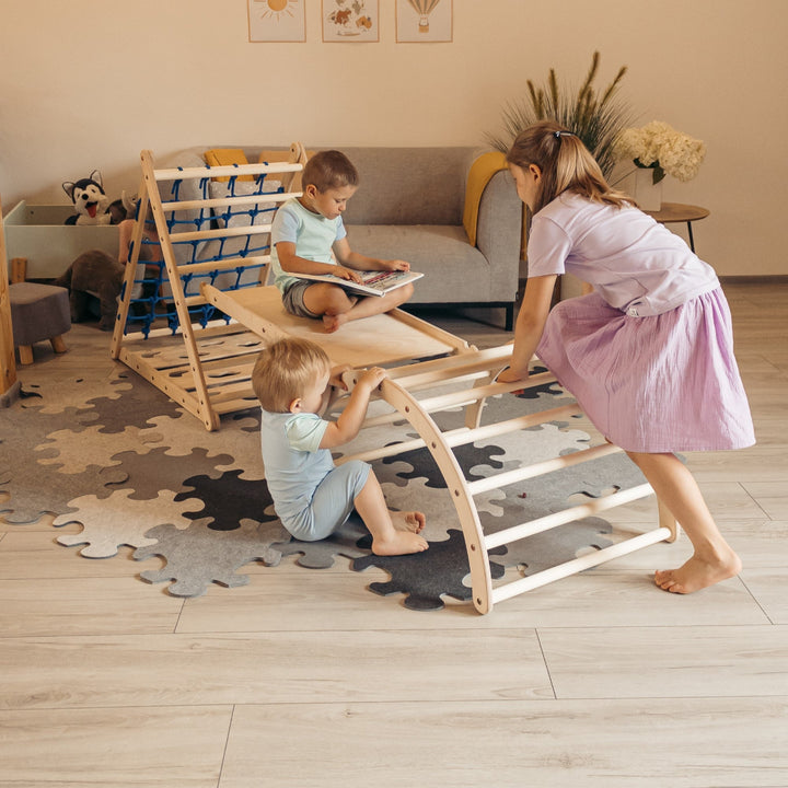 Kinderspielzeug Set aus Holz: Dreiseitiges Kletterdreieck mit Hühnerleiter und Kletterbogen für das Kinderzimmer