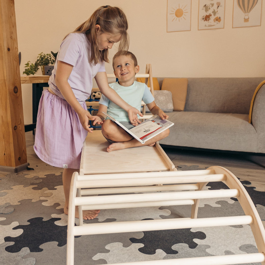Kinderspielzeug Set aus Holz: Dreiseitiges Kletterdreieck mit Hühnerleiter und Kletterbogen für das Kinderzimmer