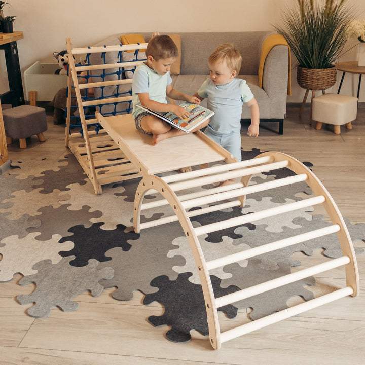 Kinderspielzeug Set aus Holz: Dreiseitiges Kletterdreieck mit Hühnerleiter und Kletterbogen für das Kinderzimmer