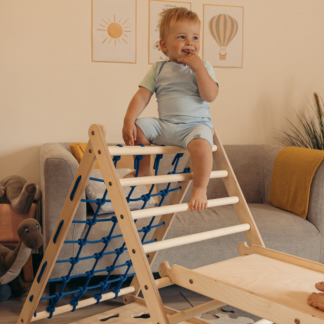 Kinderspielzeug Set aus Holz: Dreiseitiges Kletterdreieck mit Hühnerleiter und Kletterbogen für das Kinderzimmer