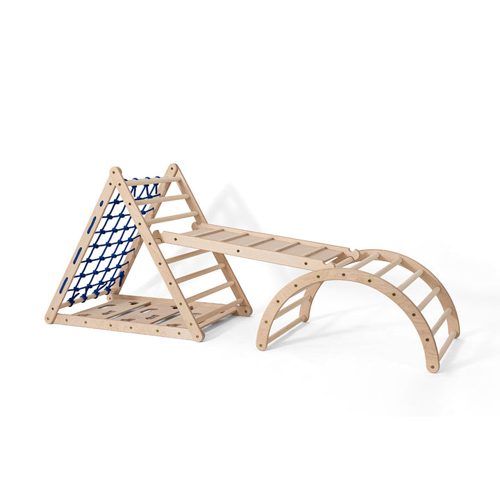 Kinderspielzeug Set aus Holz: Dreiseitiges Kletterdreieck mit Hühnerleiter und Kletterbogen für das Kinderzimmer